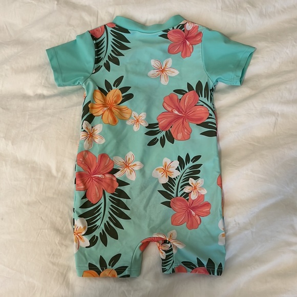 Swimsuit rash guard one piece - Picture 4 of 5